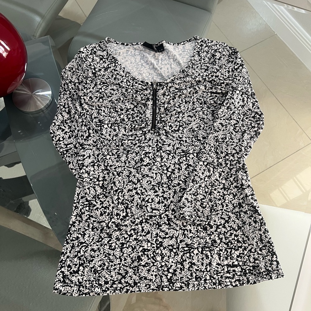 Attention black and white 3/4 sleeves women’s top size medium